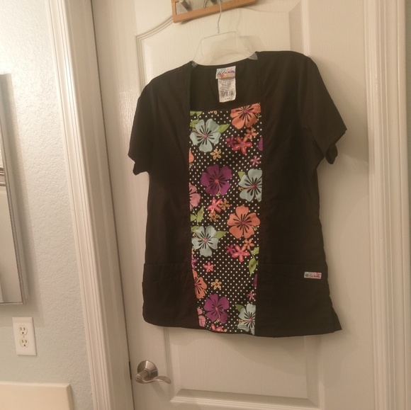 UA Scrubs Tops - UA scrub top medium